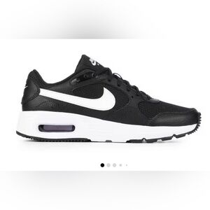 NIB Nike Air Max SE Sneaker Black / White (Women’s Size 7)